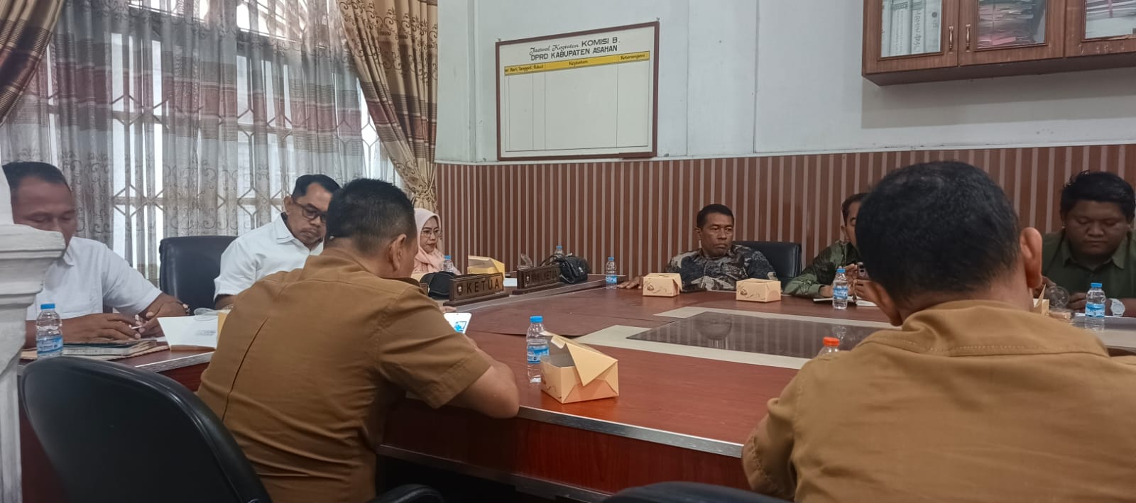Ketua Komisi B DPRD Asahan saat Rapat Dengar Pendapat (RDP) bersama pihak PKS PTPN IV Bandar Pasir Mandoge, Selasa (27/10)