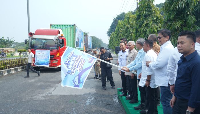 Menko Pangan, Dr Zulkifli Hasan melepas ekspor perdana 40 ton terasi ke Thailand di Aula Melati Kantor Bupati Asahan, Sabtu (24/10). 