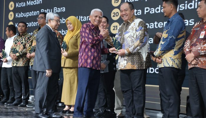 Pemkab Asahan kembali meraih predikat "Kabupaten Informatif" yang diberikan Komisi Informasi Provinsi Sumatera Utara di Kantor Gubernur Sumatera Utara, Selasa (20/10). 