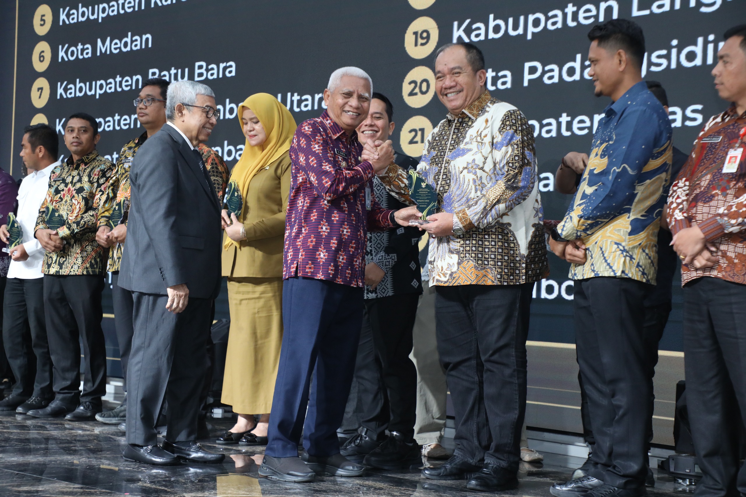 Pemkab Asahan kembali meraih predikat "Kabupaten Informatif" yang diberikan Komisi Informasi Provinsi Sumatera Utara di Kantor Gubernur Sumatera Utara, Selasa (20/10). 