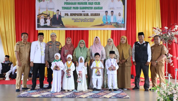 Ribuan anak dari Pendidikan Anak Usia Dini (PAUD) ikuti peragaan manasik haji di Masjid Ahmad Bakrie Kisaran, Selasa (27/10). 