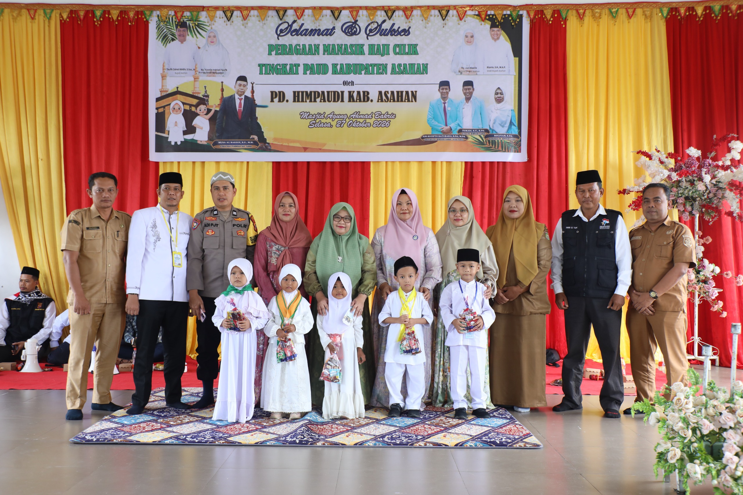 Ribuan anak dari Pendidikan Anak Usia Dini (PAUD) ikuti peragaan manasik haji di Masjid Ahmad Bakrie Kisaran, Selasa (27/10). 