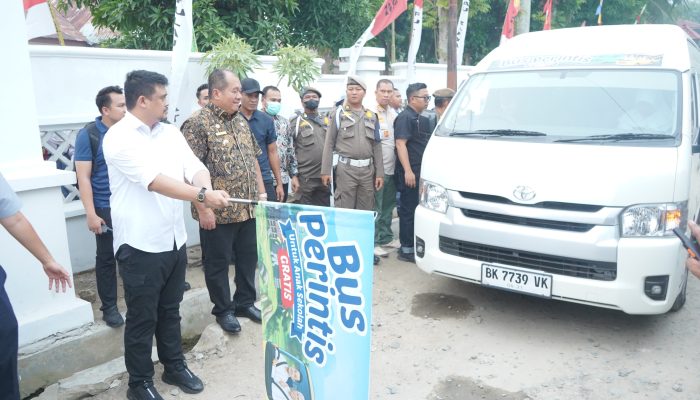 Gubernur Sumatera Utara, Bobby Nasution serahkan 6 unit mobil perintis di SMAN 1 Pulau Rakyat, Kamis (15/10). 