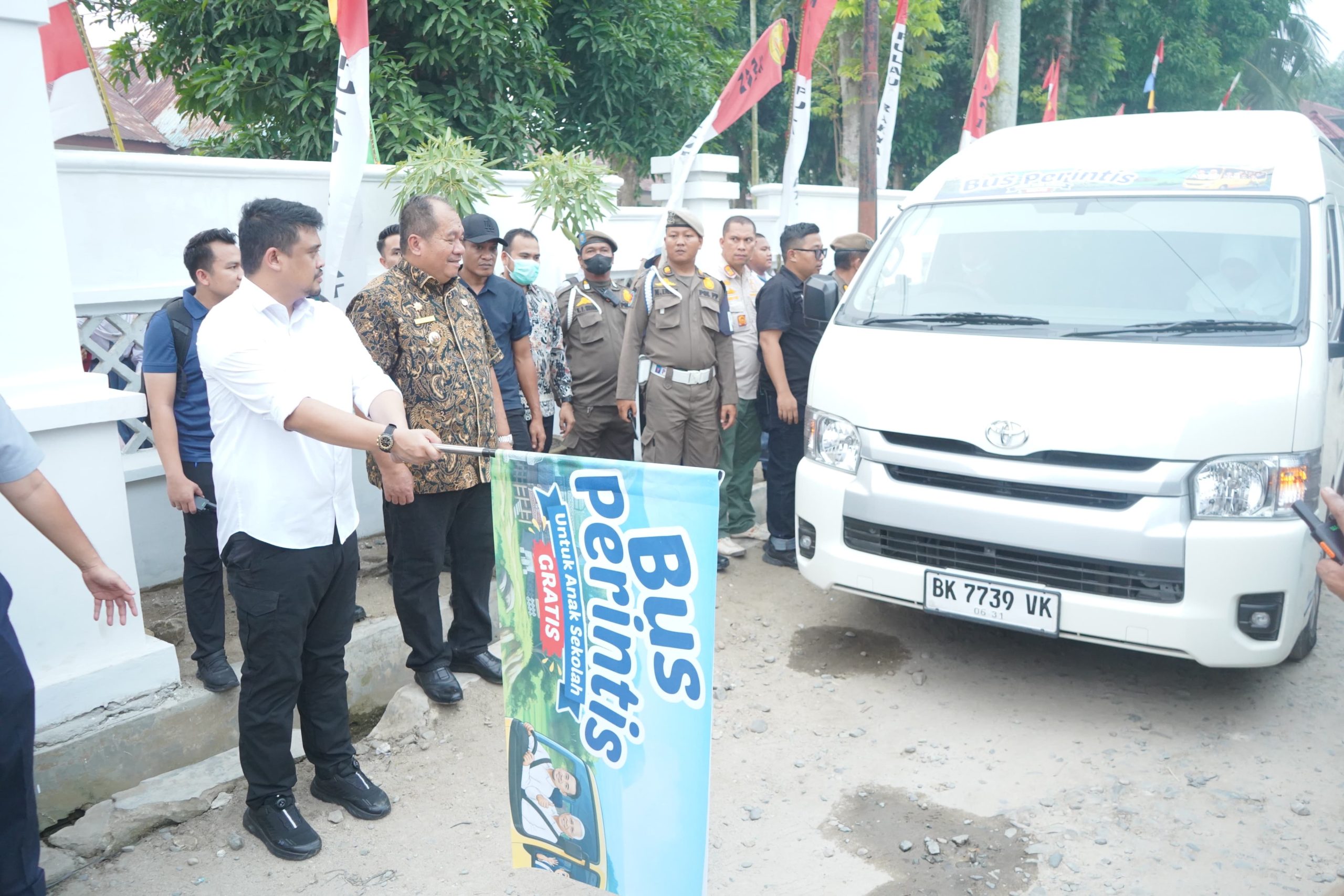 Gubernur Sumatera Utara, Bobby Nasution serahkan 6 unit mobil perintis di SMAN 1 Pulau Rakyat, Kamis (15/10).