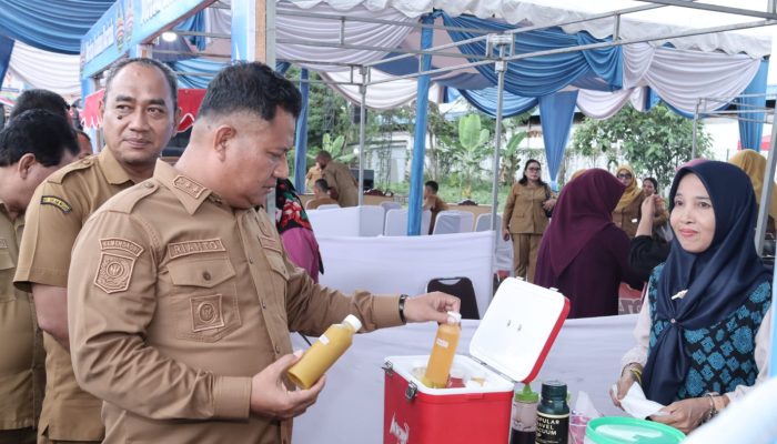 Wakil Bupati Asahan, Rianto SH MAP membuka festival jajanan kuliner dan produk lokal di Terminal Madya Kisaran, Senin (26/10). 