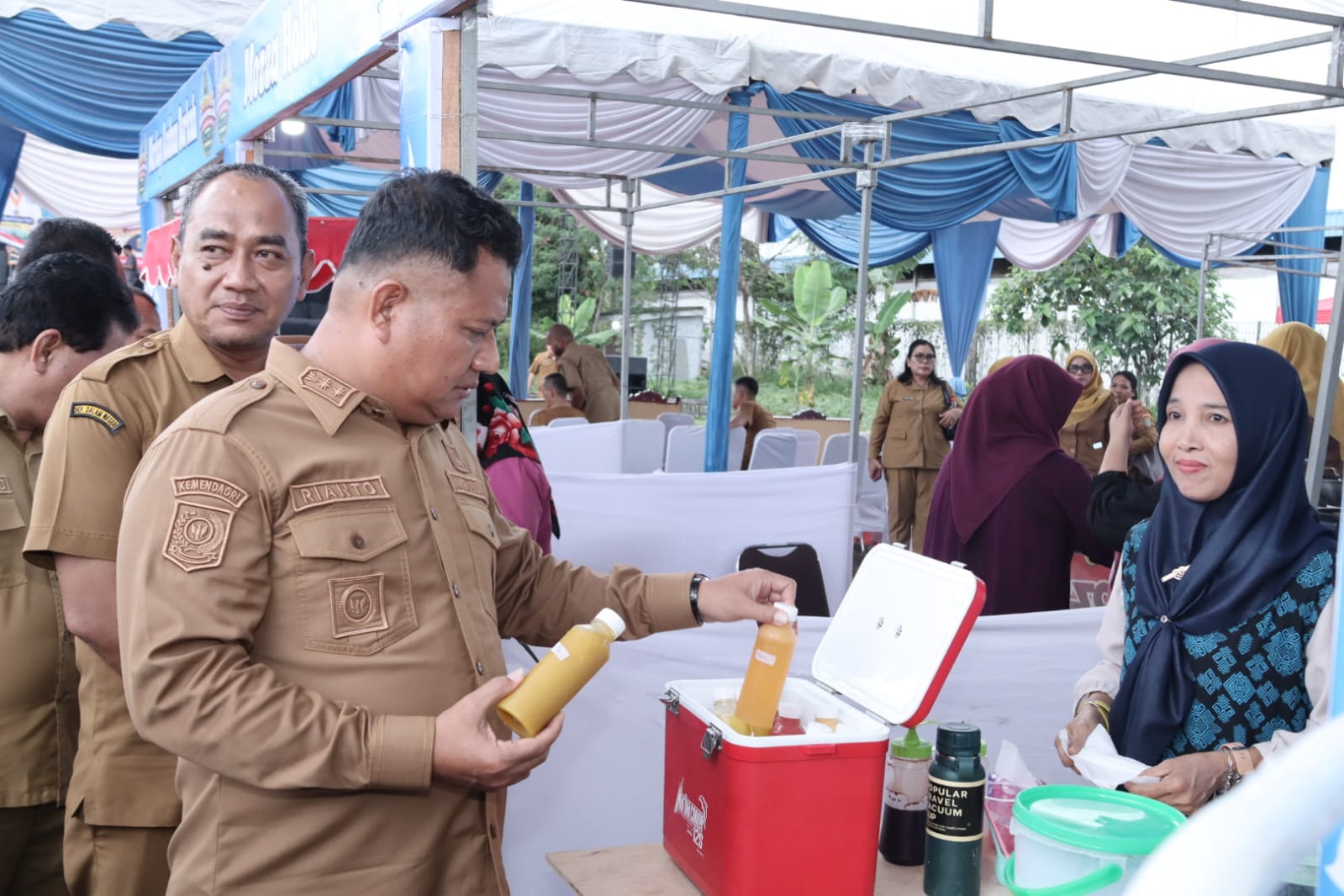 Wakil Bupati Asahan, Rianto SH MAP membuka festival jajanan kuliner dan produk lokal di Terminal Madya Kisaran, Senin (26/10).