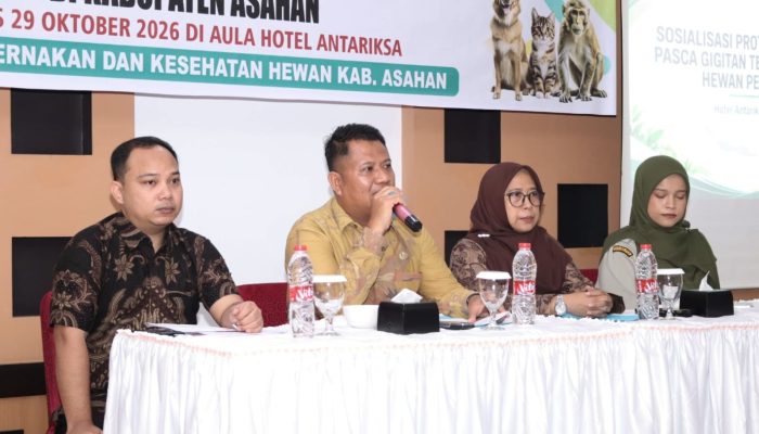 Wakil Bupati Asahan, Rianto SH MAP membuka sosialisasi penanganan gigitan hewan penular rabies diaula Hotel Antariksa, Kamis (29/10). 
