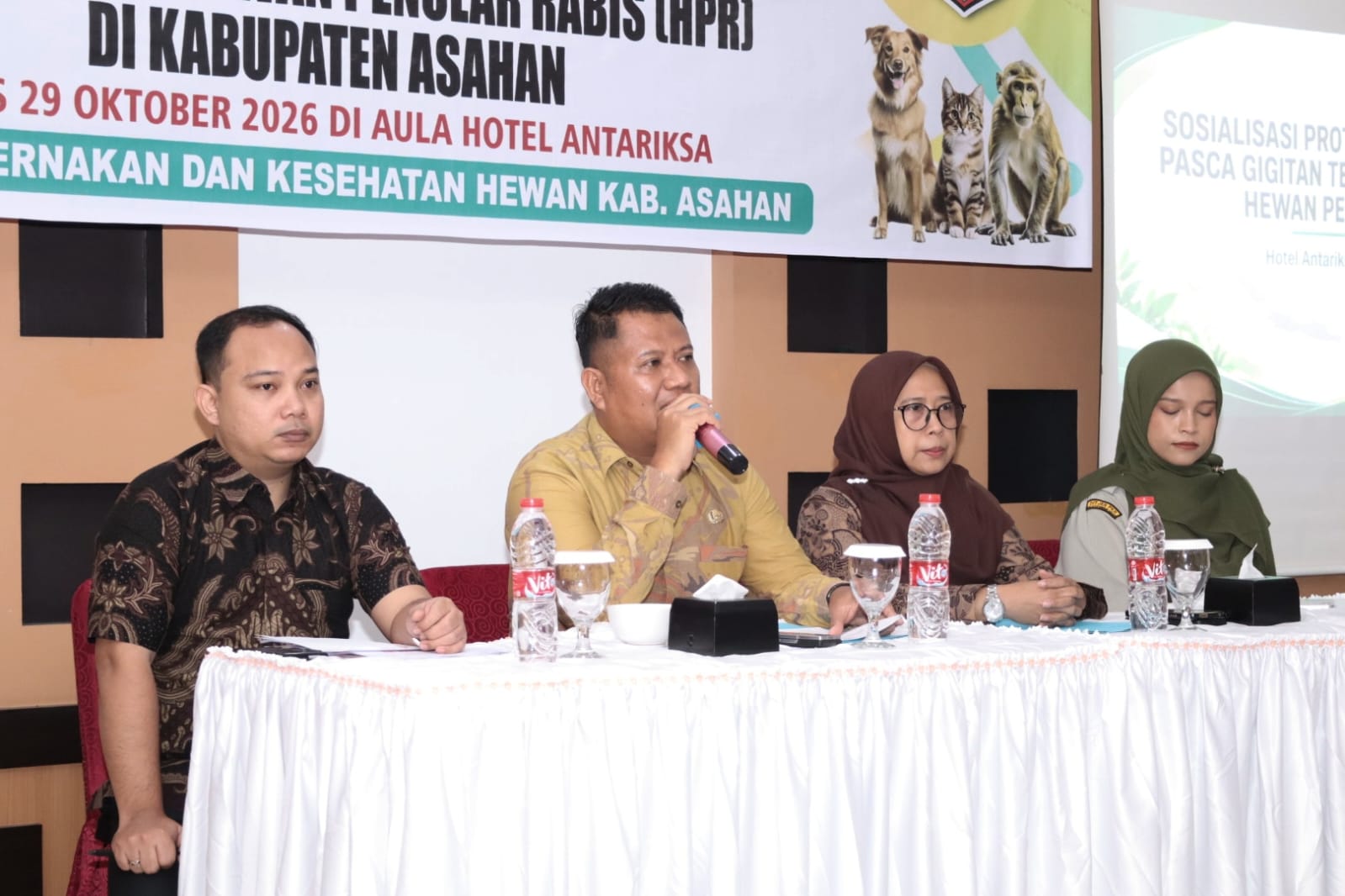 Wakil Bupati Asahan, Rianto SH MAP membuka sosialisasi penanganan gigitan hewan penular rabies diaula Hotel Antariksa, Kamis (29/10).