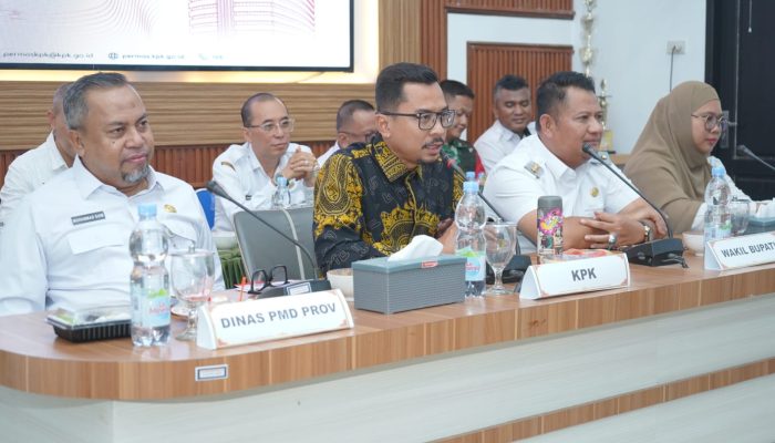 Wakil Bupati Asahan dampingi tim KPK melakukan penilaian di Desa Ledong Barat, Kecamatan Aek Ledong, Rabu (30/9)