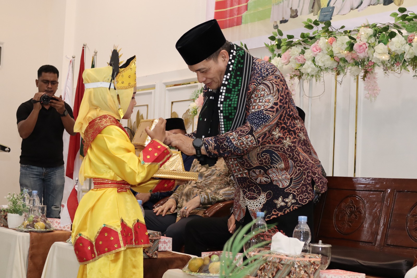 Wakil Menteri Agama, Dr KH Romo Syafii menggelar konsolidasi Fahmi Ummi Kab/Kota se-Sumut sekaligus sosialisasi kewajiban sertifikat halal bagi pelaku UMKM di Aula Gedung YPTQ Kisaran, Minggu (25/10).